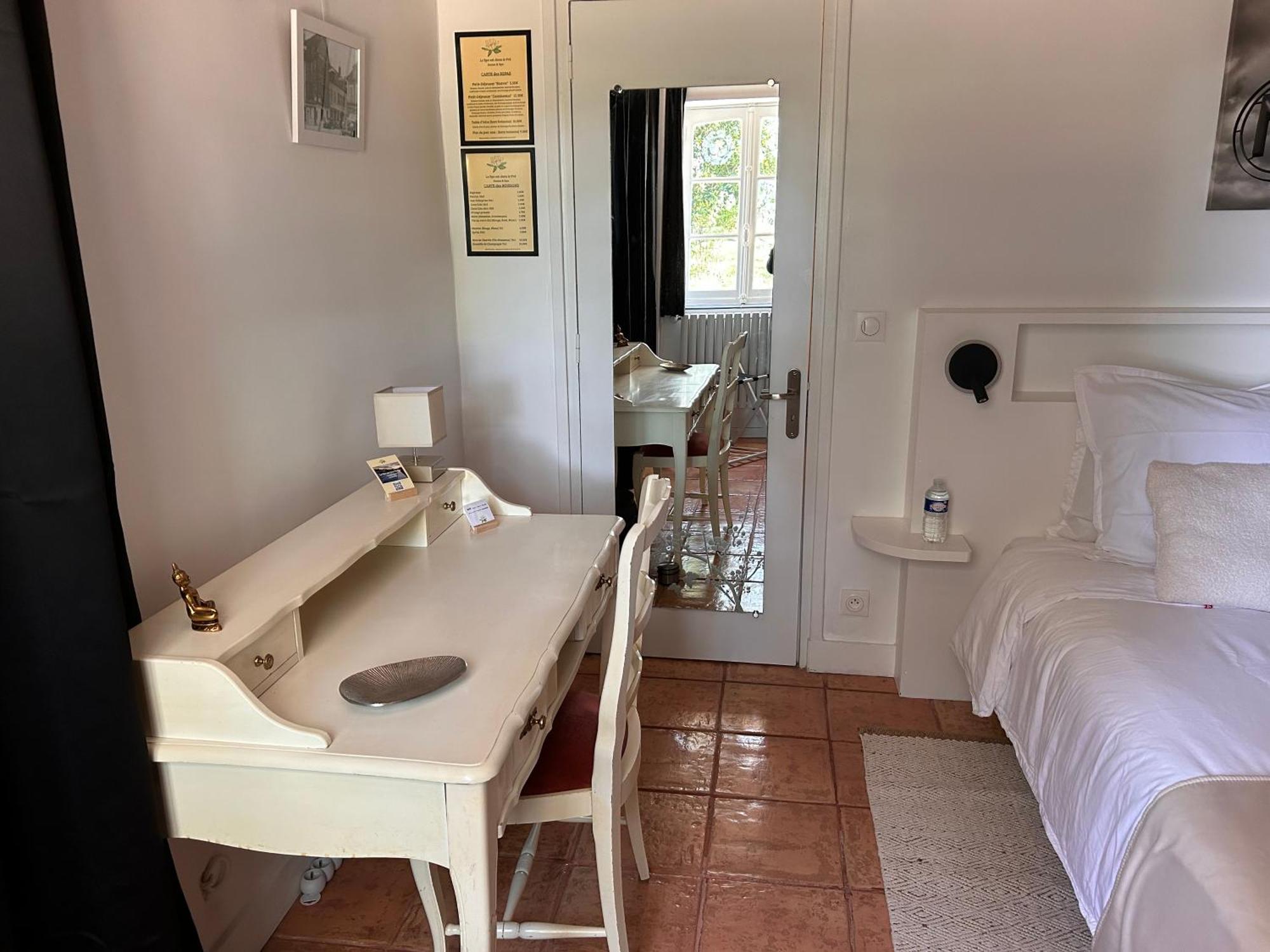 Le Spa Est Dans Le Pre Trigueres ภายนอก รูปภาพ
