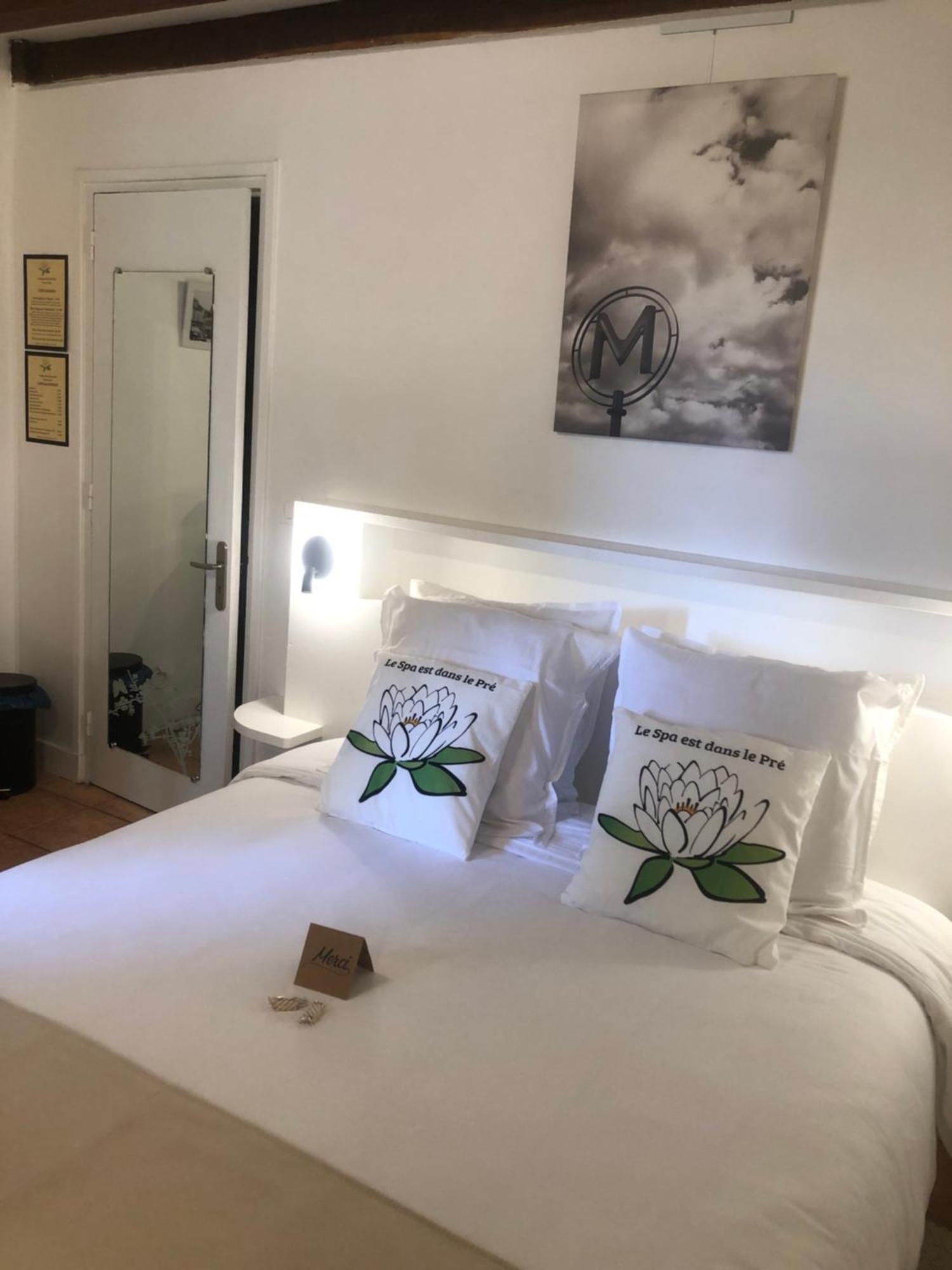Le Spa Est Dans Le Pre Trigueres ภายนอก รูปภาพ