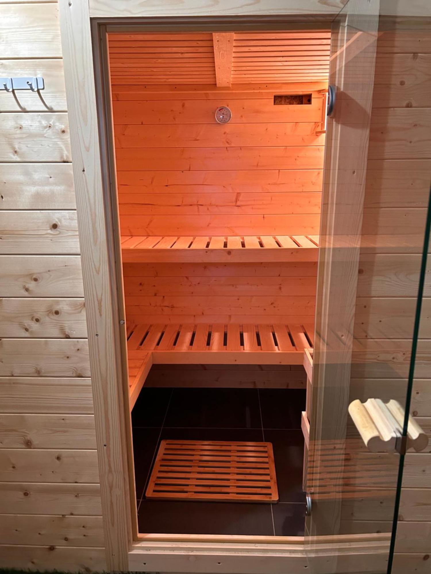 Le Spa Est Dans Le Pre Trigueres ภายนอก รูปภาพ