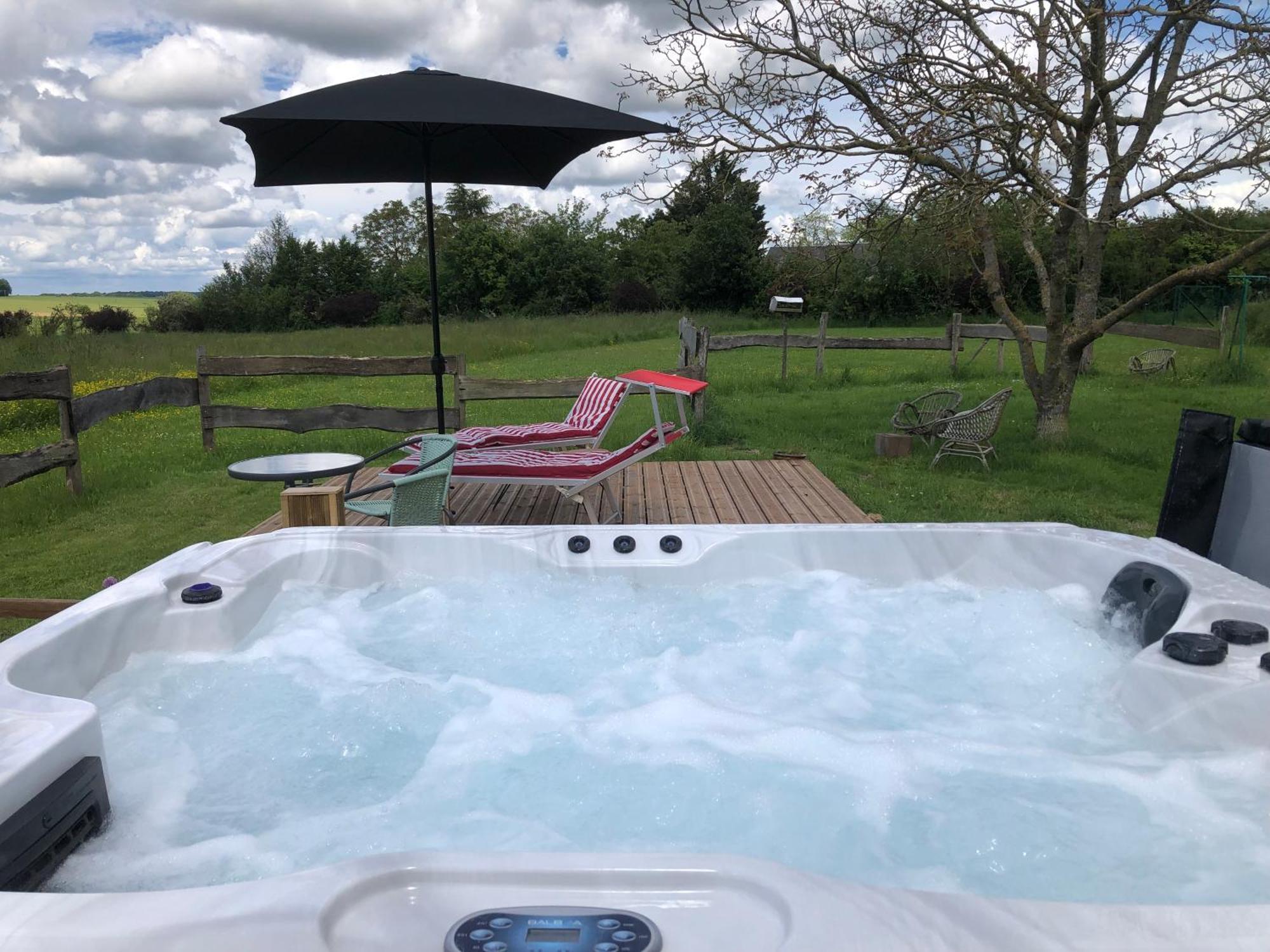 Le Spa Est Dans Le Pre Trigueres ภายนอก รูปภาพ