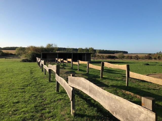 Le Spa Est Dans Le Pre Trigueres ภายนอก รูปภาพ