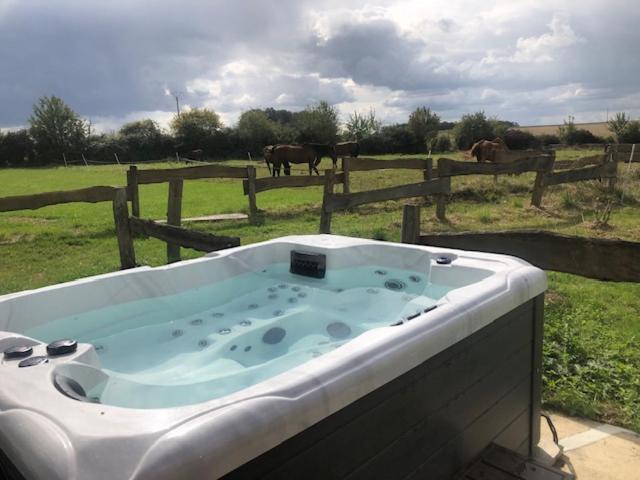 Le Spa Est Dans Le Pre Trigueres ภายนอก รูปภาพ